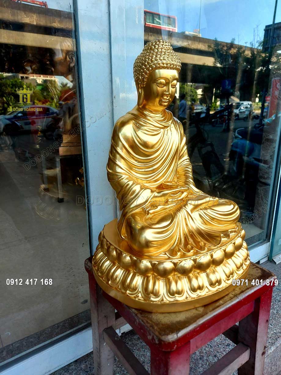 Để tr&aacute;nh g&acirc;y bất k&iacute;nh với Thần Phật gia chủ n&ecirc;n đặt vật phẩm l&ecirc;n cao, tr&aacute;nh đặt thẳng xuống đất